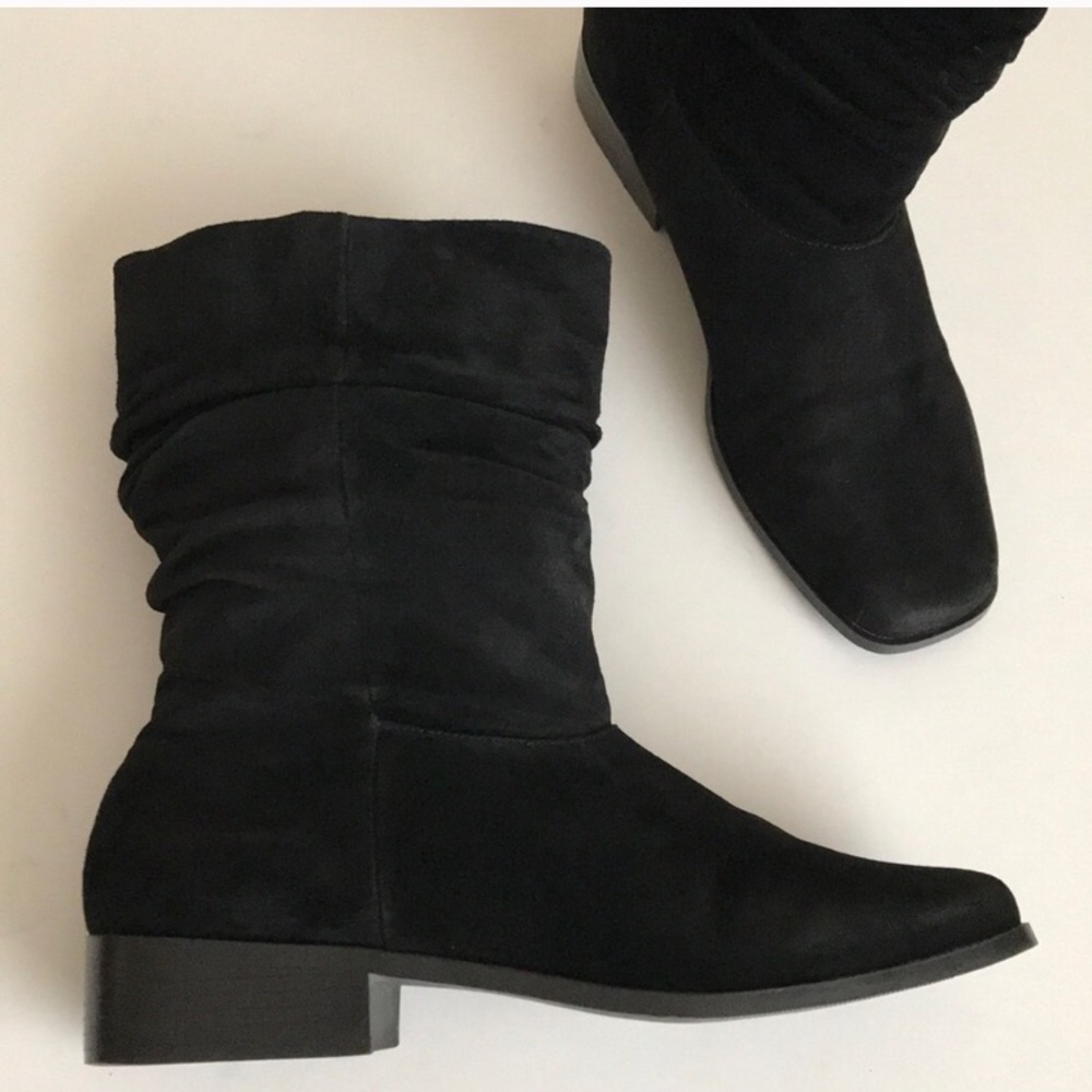 Newport News Suede Black Flat Booties Sz8 LIKE NEW